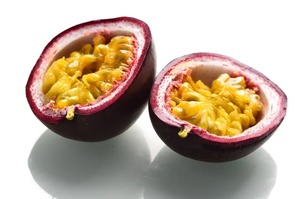 Beyaz arkaplanda taze tutku meyvesi izole