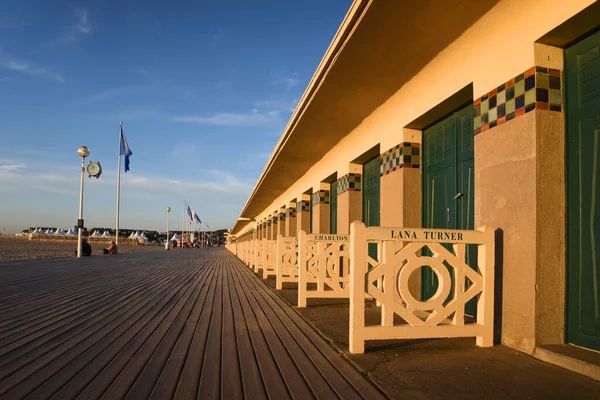 1920 'lerde denize bakan kabinlerle, barlarla ve restoranlarla dolu bir sahil yolu. Deauville rıhtımı.