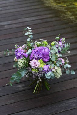 Tahta yüzeyde büyüleyici bir buket çiçek.