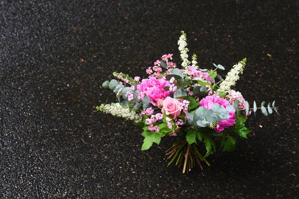 Захоплюючий Букет Квітів Мокрій Асфальтовій Поверхні — стокове фото