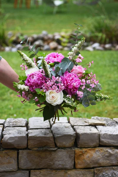 Жіноча Рука Тримає Дивовижний Букет Квітів — стокове фото