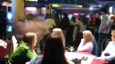 gece kulübü zaman atlamalı.