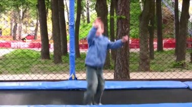 trambolin üzerinde çocuk