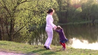 Anne ile kızı bahar gölet üzerinde