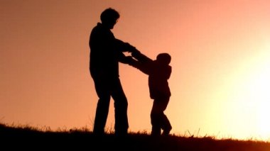 Babası döndürme oğlu günbatımı