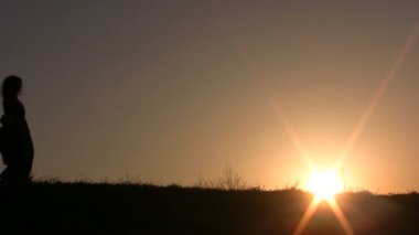 Aile günbatımı yürüyüş