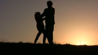 Aile günbatımı yürüyüş