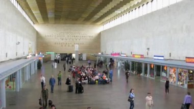tren istasyonu zaman atlamalı