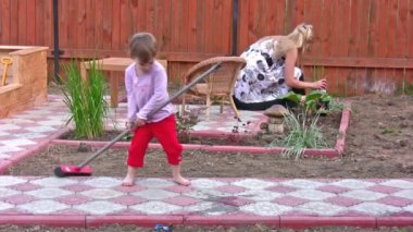 Anne ile kızı temizlik ev yard