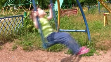 swing tahta üzerinde küçük kız