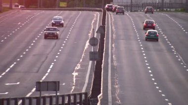 Araba yol üzerinde