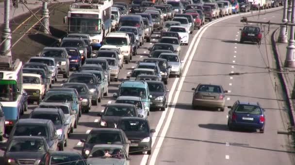 Coches en carretera — Vídeos de Stock