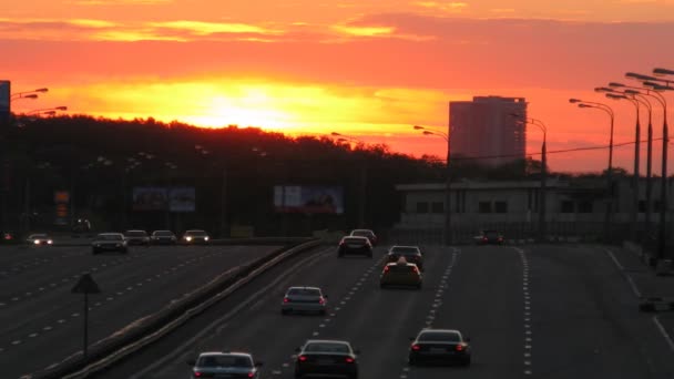 Caducidad del tráfico al atardecer — Vídeos de Stock