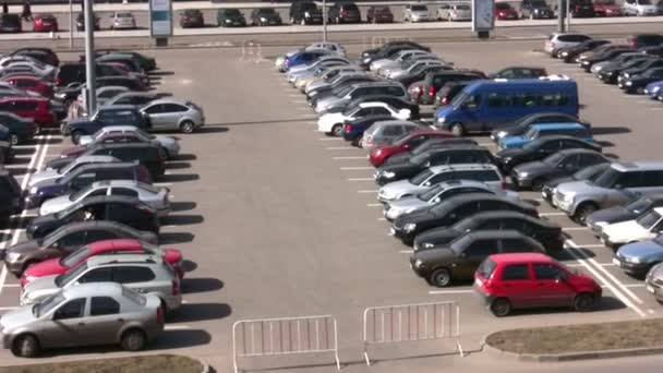 Estacionamiento muchos coches — Vídeo de stock