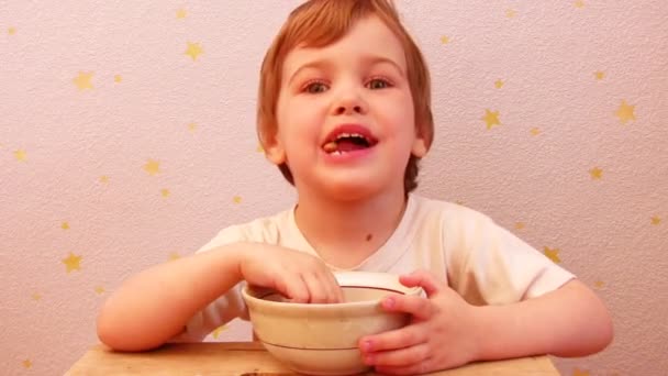 Essen für Kinder — Stockvideo