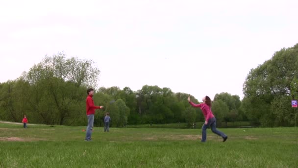 Juego en pareja bádminton — Vídeo de stock