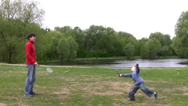 Baba ile oğul oyun badminton — Stok video