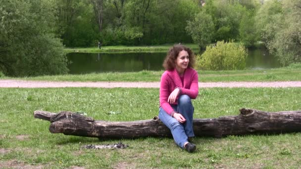 Casal no parque — Vídeo de Stock