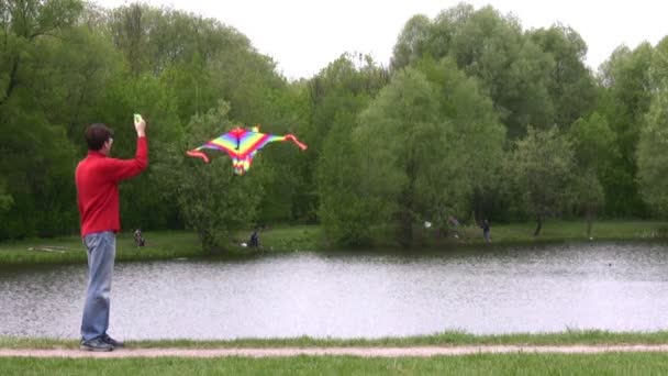 Mann mit Drachen im Park — Stockvideo