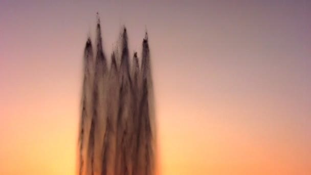 Springbrunnen Wasserstrahl am Himmel Sonnenuntergang — Stockvideo