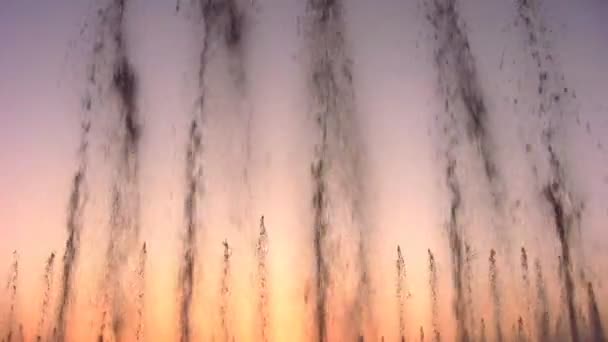 Фонтанный поток воды на закате . — стоковое видео