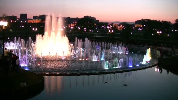 Wieczorna fontanna — Wideo stockowe