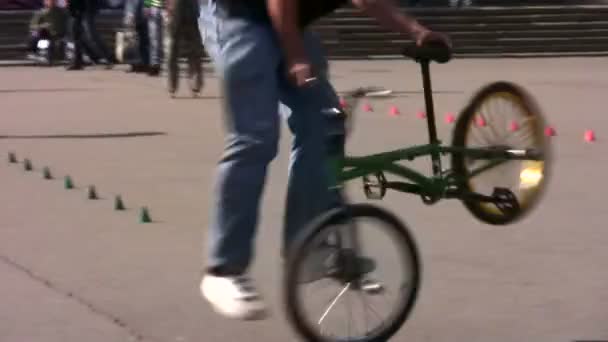 Bicycle trick — Stock Video