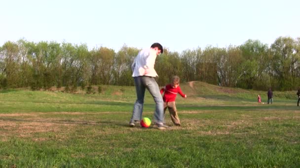 Vader kind voetbal — Stockvideo