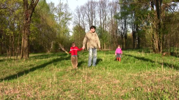 Padre con niños en el parque — Vídeos de Stock