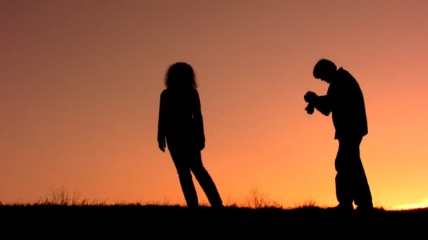 Couple faire photo coucher de soleil — Video