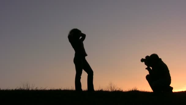 Pareja hacer foto puesta de sol — Vídeos de Stock