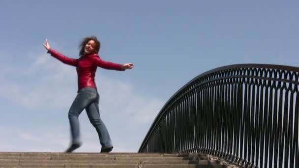 Ragazza danza sul ponte — Video Stock