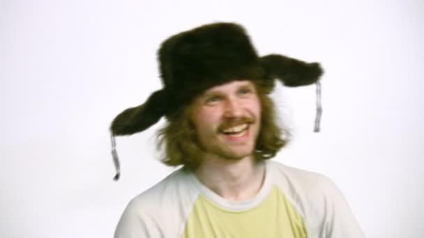 Счастливый человек в зимней шляпе — стоковое видео
