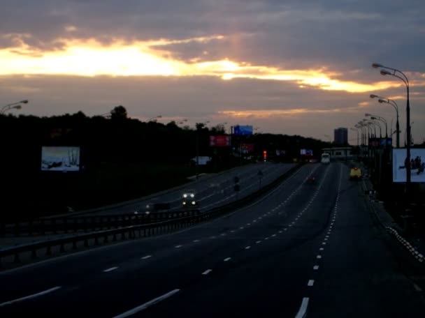 Caducidad del tráfico al atardecer — Vídeo de stock