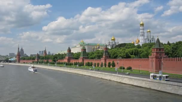Тима на реке Московский Кремль — стоковое видео