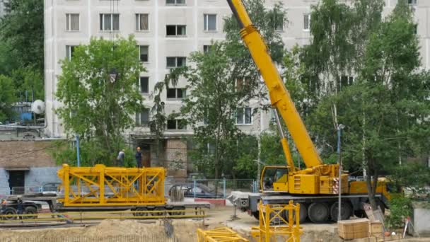 Конструкция кранов по времени передвижения кранов — стоковое видео