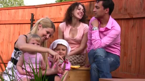 Familie buiten 2 — Stockvideo