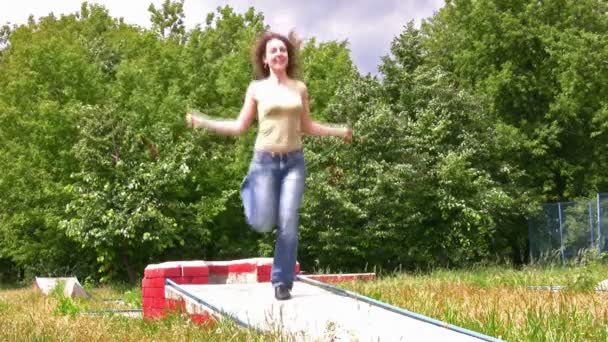 Mujer con cuerda de salto — Vídeo de stock