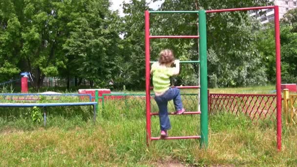 Petite fille sur escalier de sport — Video
