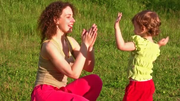 Мама с маленькой девочкой играют в руки — стоковое видео