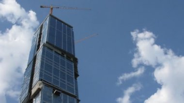 İnşaat gökdelen ve bulutlar zaman atlamalı
