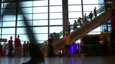 Havaalanı siluet yürüyen merdiven