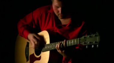 Karanlıkta gitar çalmak. yüz