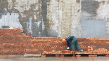 tuğla çalışan zaman atlamalı