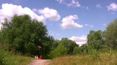 Aile ile çocuk uçurtma ile