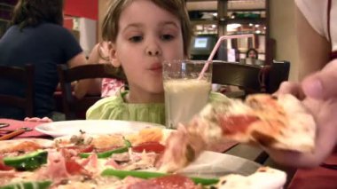Anne ile kız ve pizza