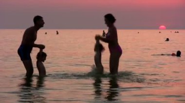 dört gün batımı Denizi siluet aile