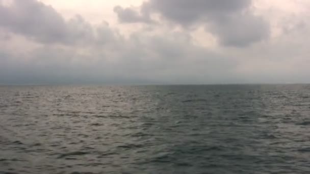 Zware wolken verplaatsen op de hemel boven de zee. time-lapse — Stockvideo