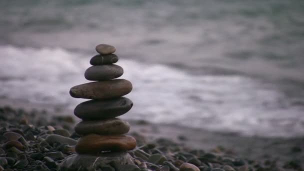 Hand making pyramid on beach — Stock Video