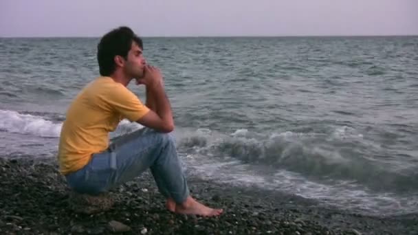 Hombre en la playa de noche — Vídeos de Stock